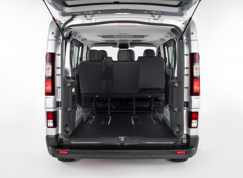 Nissan NV300 Combi стал более угловатым по примеру родственного Трафика