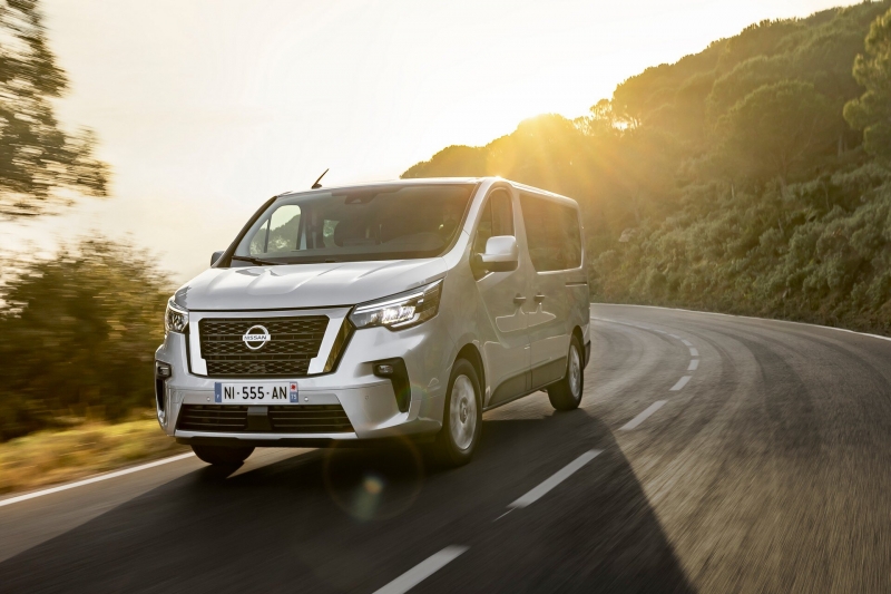 Nissan NV300 Combi стал более угловатым по примеру родственного Трафика