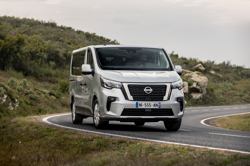 Nissan NV300 Combi стал более угловатым по примеру родственного Трафика