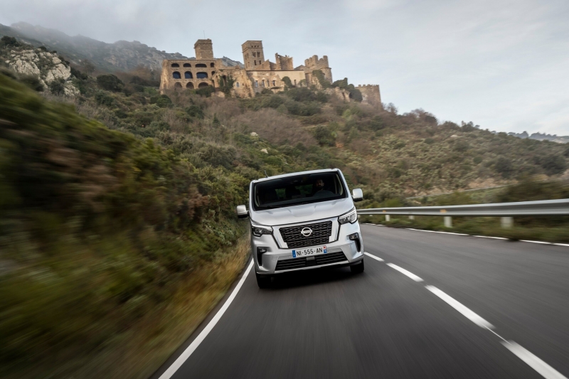 Nissan NV300 Combi стал более угловатым по примеру родственного Трафика