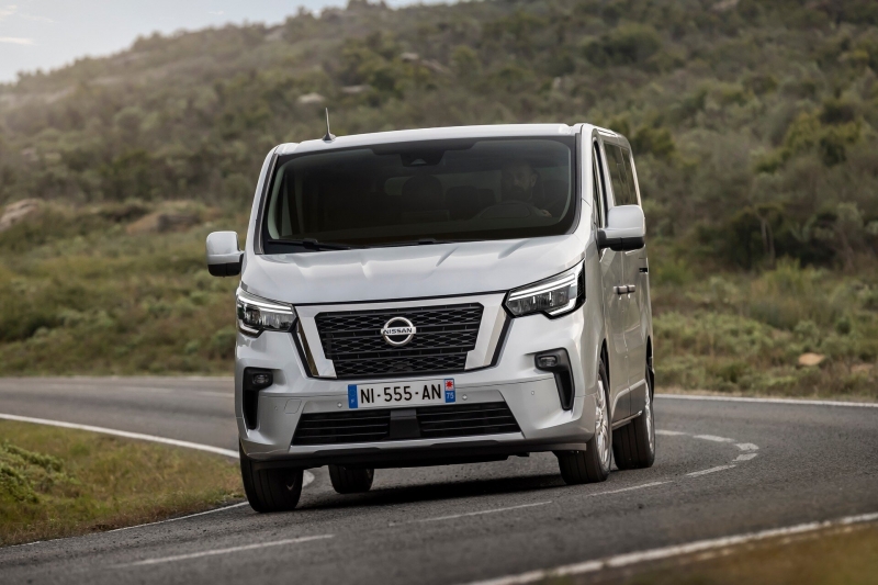Nissan NV300 Combi стал более угловатым по примеру родственного Трафика