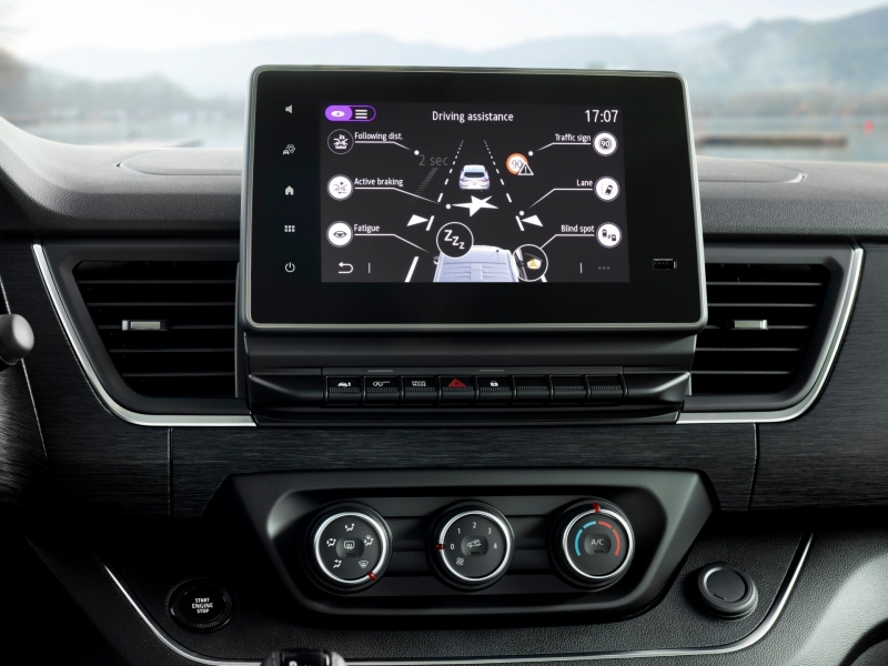 Nissan NV300 Combi стал более угловатым по примеру родственного Трафика