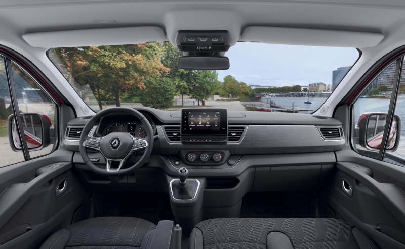 Nissan NV300 Combi стал более угловатым по примеру родственного Трафика