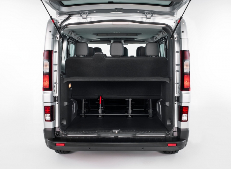 Nissan NV300 Combi стал более угловатым по примеру родственного Трафика