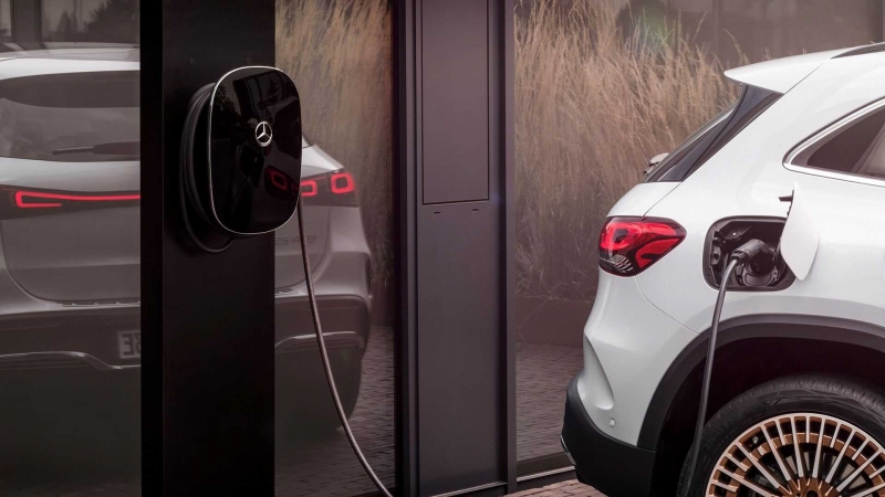 В гамме Mercedes-Benz появился компактный электрический кроссовер EQA