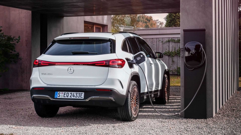 В гамме Mercedes-Benz появился компактный электрический кроссовер EQA