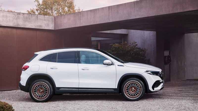 В гамме Mercedes-Benz появился компактный электрический кроссовер EQA