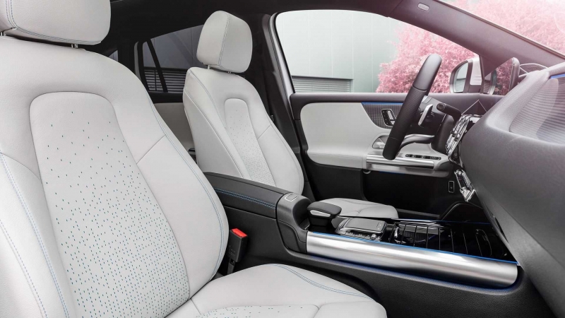 В гамме Mercedes-Benz появился компактный электрический кроссовер EQA