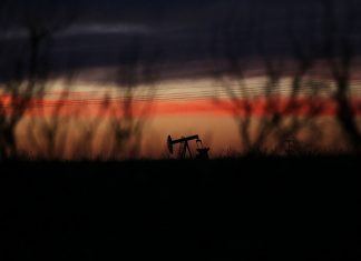 Выручка от экспорта российской нефти в 2020-м упала на 40%