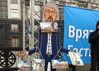 Фигуру Ткаченко увешали фотографиями заброшенных Минкультом объектов. Активисты под Кабмином требовали отдать Гостиный двор общине Киева