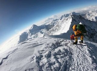 Первым будет принц: Эверест вновь открыли для туристов