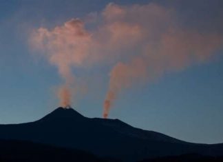 Вулкан Этна засыпал Сицилию пеплом, прекратил работу аэропорт