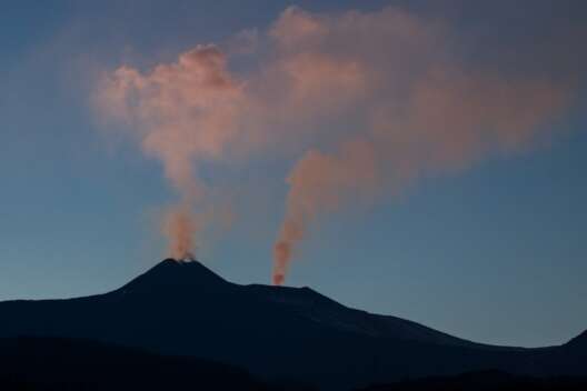 
            Вулкан Этна засыпал Сицилию пеплом, прекратил работу аэропорт        