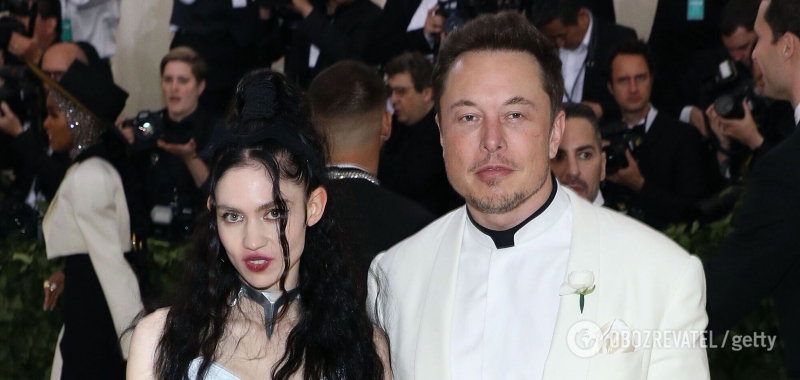 Девушка Илона Маска показала инопланетные шрамы на всю спину. Фото