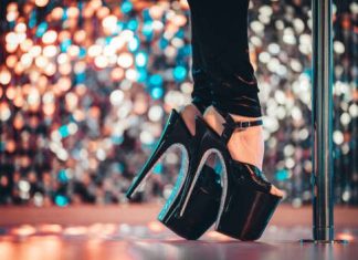 В США стриптизерш заставили танцевать в защитных масках