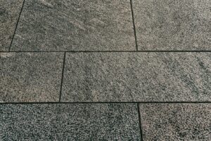 Плитка, изготовленная с использованием технологии вибропрессования: надёжность и долгий срок службы для вашего жилища.