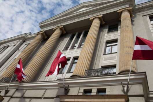 
            Латвия со вторника частично возобновит выдачу виз россиянам        