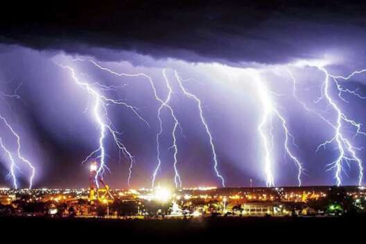 
            Смертельные удары молний убили 12 человек в Индии        